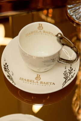 Detalhes da Clínica de dermatologia da doutora Isabela Baeta, dermatologista em Divinópolis.